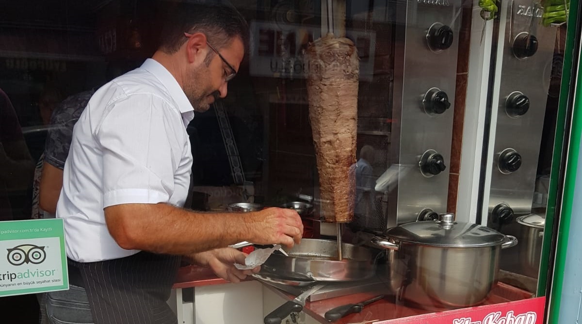 Mollaoğlu Kebap Salonu Tokat Döner kesimi