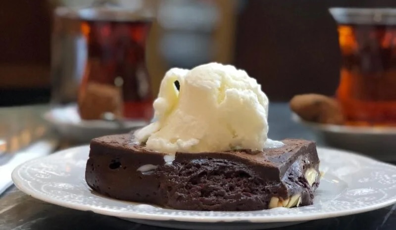 The House Cafe Corner Beyaz Çikolatalı Brownie