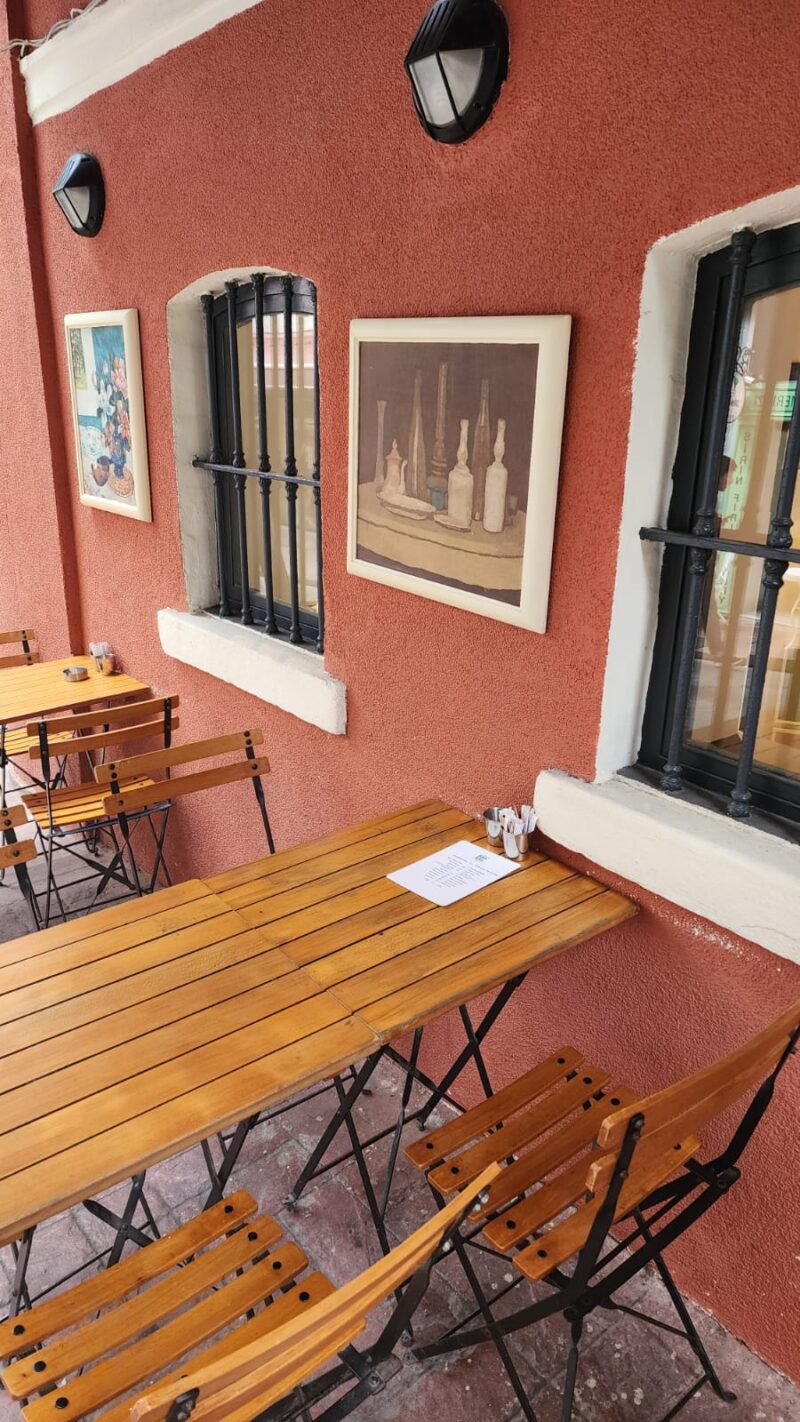 Bakkal Kafe Galata Dışarısı