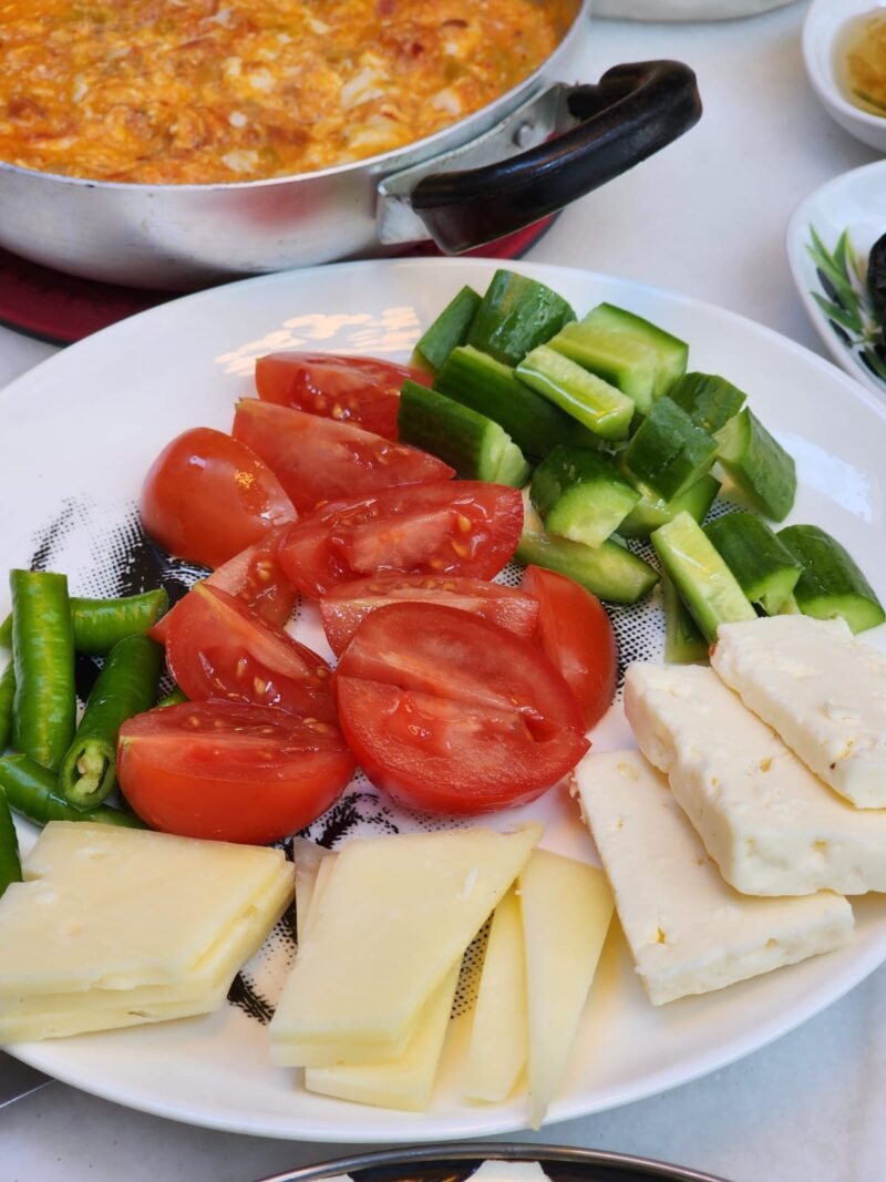 Dükkann Artisan Bakery Arnavutköy Domates Peynir Tabağı