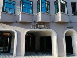 Karaköy Güllüoğlu Girişi