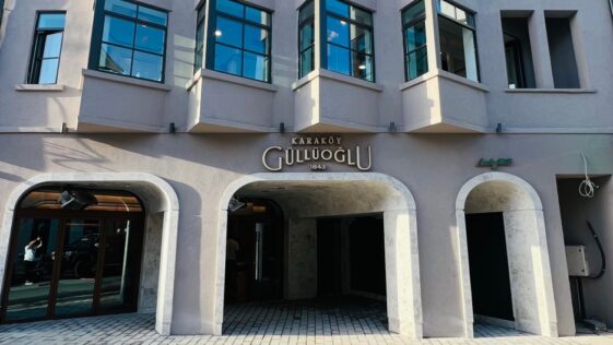 Karaköy Güllüoğlu Girişi