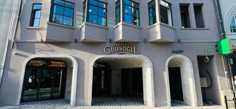 Karaköy Güllüoğlu Girişi