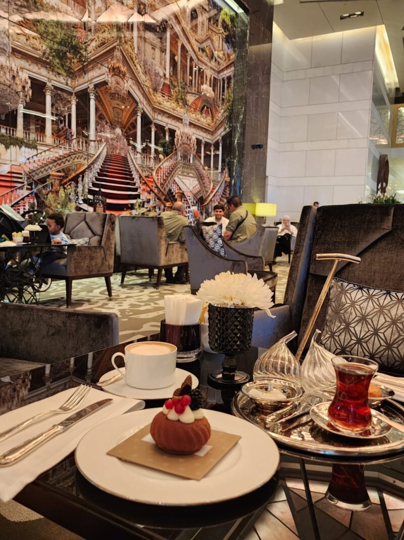Lavinia Lounge Raffles Hotel Çay Tatlı ve Cappuccino sunumu