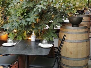 Suvla Bistro Wine Bar Bahçe Bölümü