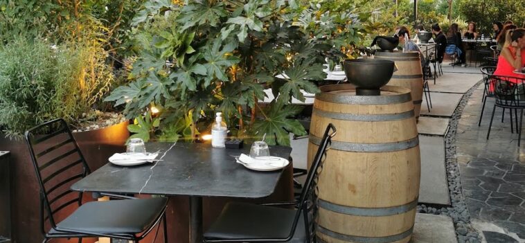 Suvla Bistro Wine Bar Bahçe Bölümü