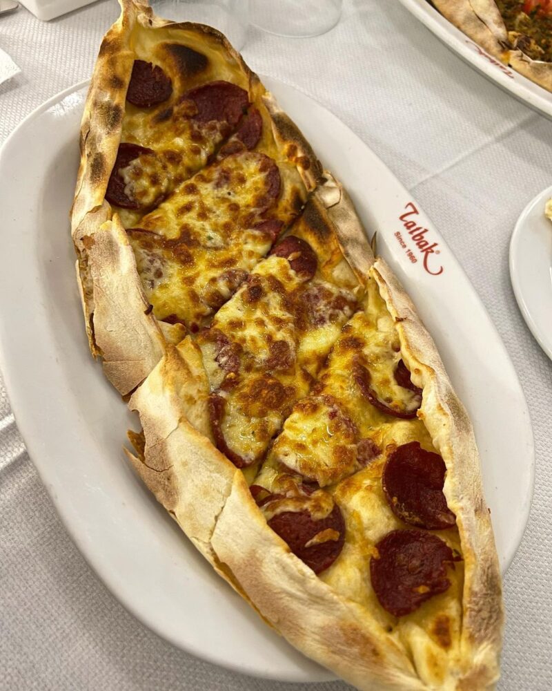 Tatbak Nişantaşı Kaşar ve sucuklu pide