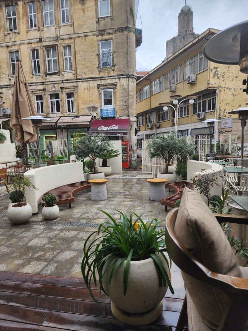 i Guru Galata Dışarısı