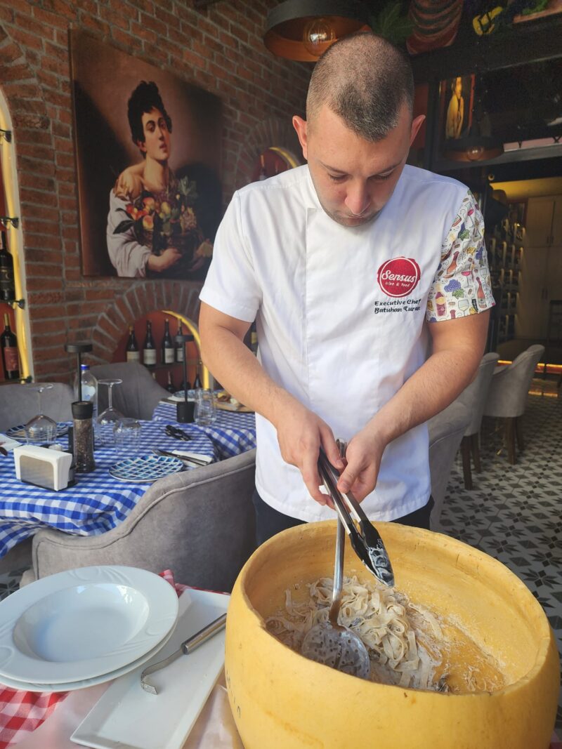 Sensus Hilltown Permasan Tekerinde Makarna Yapılışı