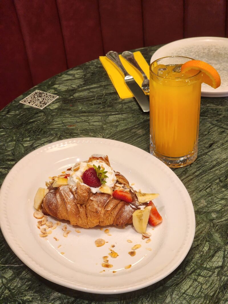 Tommi Brasserie Zorlu Avm Çilekli Tatlı Kruvasan