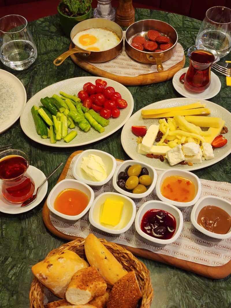 Tommi Brasserie Zorlu Avm Serpme Kahvaltı