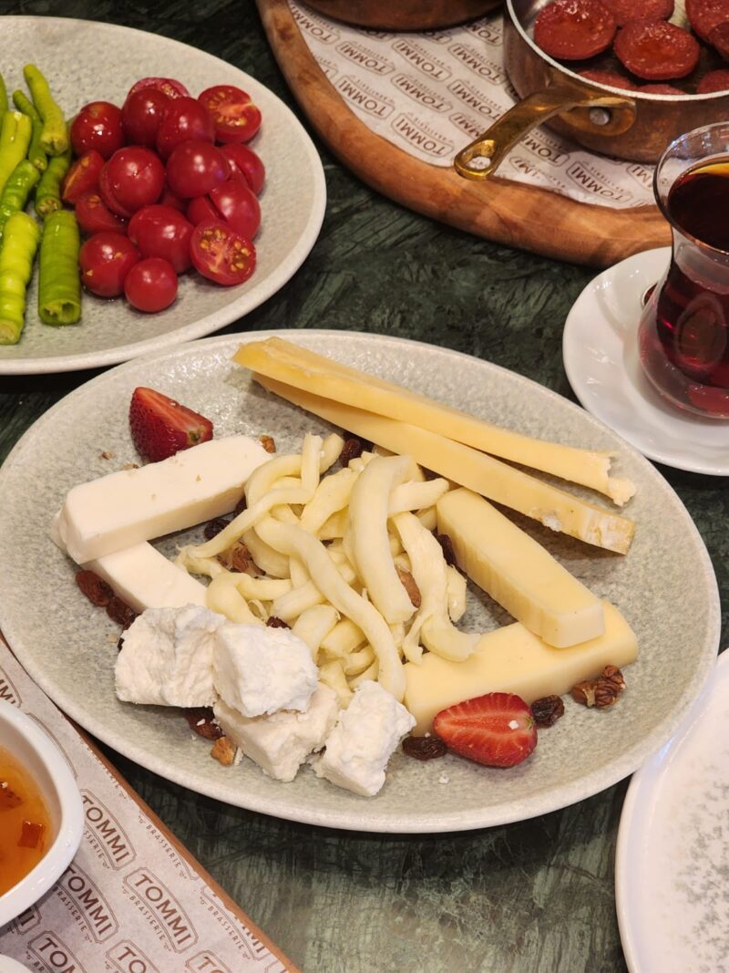 Tommi Brasserie Zorlu Avm Serpme Kahvaltı Peynir