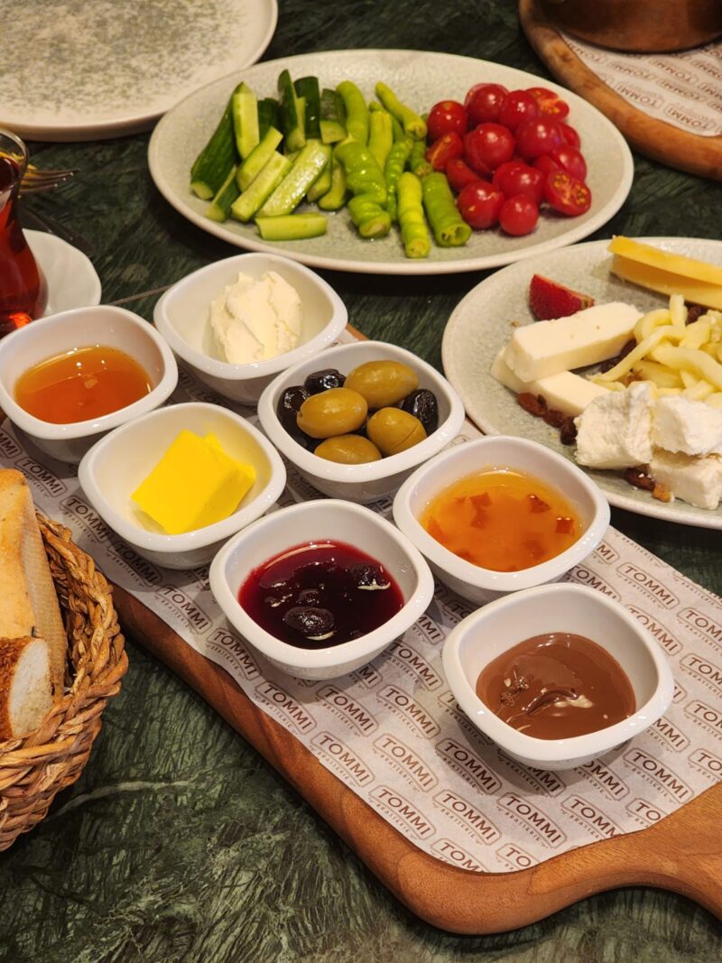 Tommi Brasserie Zorlu Avm Serpme Kahvaltı Reçeller