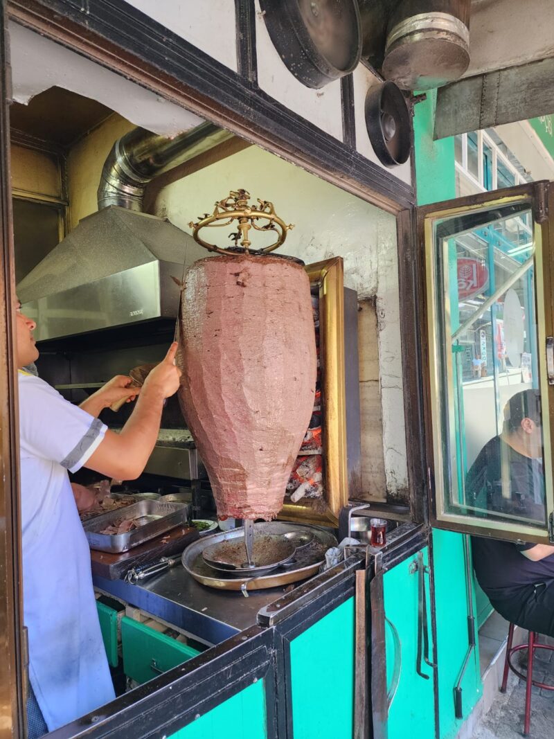 Uludağ Kebapçısı Cemal & Cemil Usta İskender Döner Kesilirken