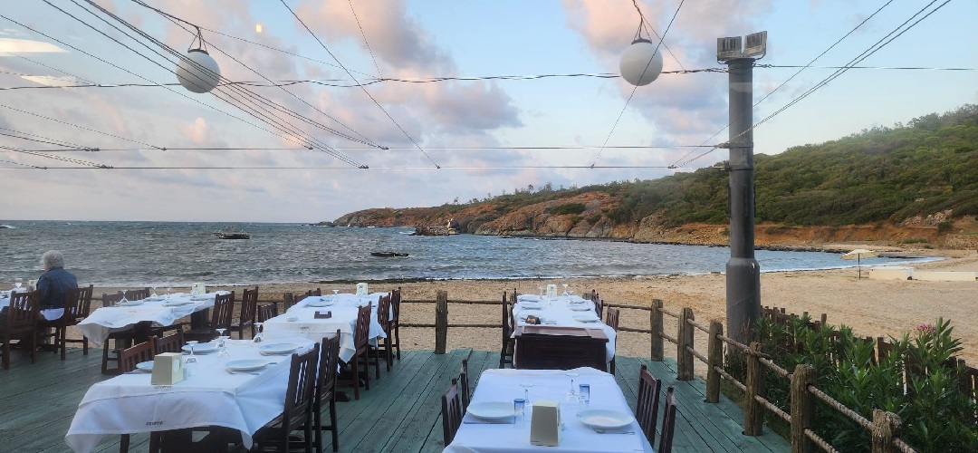Uzunya Restoran Plaj Tarafı Masalar