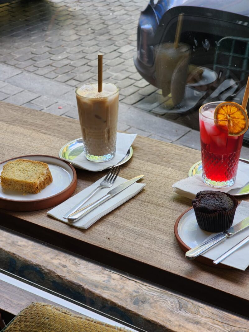 Müz Botanik Kahve Kek İced tea ve kahve