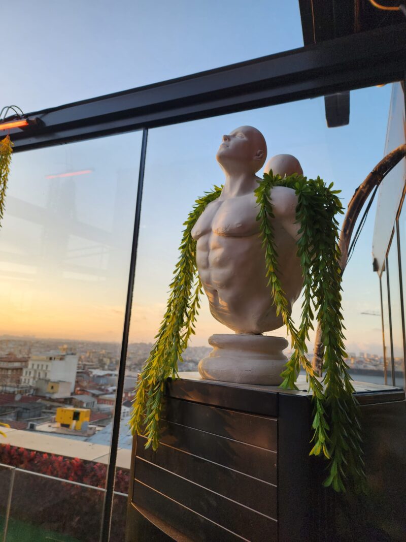 Zoe Garden Grand Pera Beyoğlu Heykel Görseli