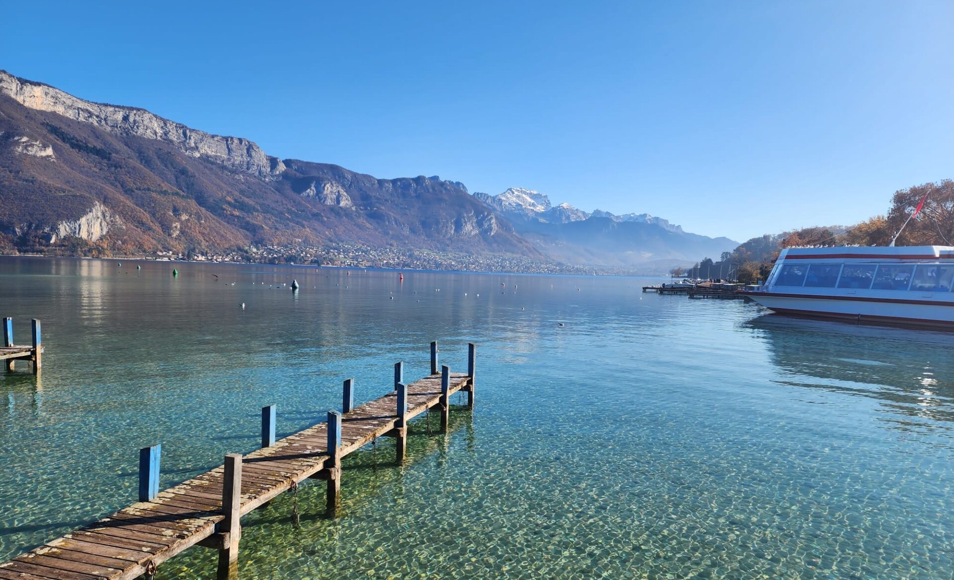Annecy Gölü ve Dağlar
