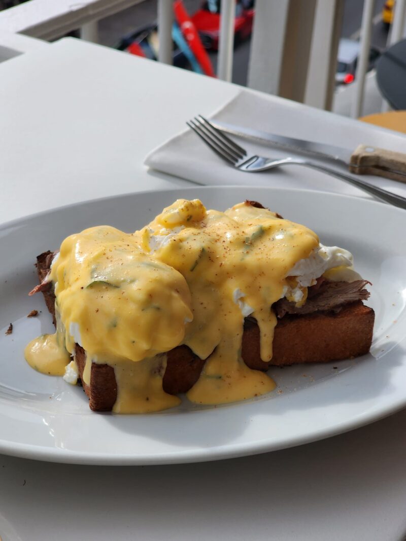 Mangerie Bebek Egg Benedict