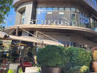 St Regis Brasserie Girişi