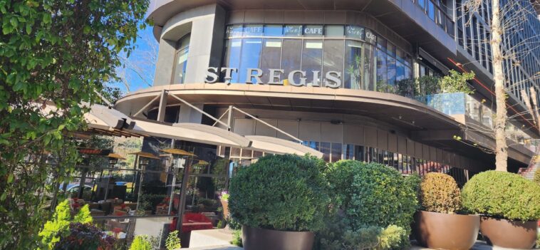 St Regis Brasserie Girişi