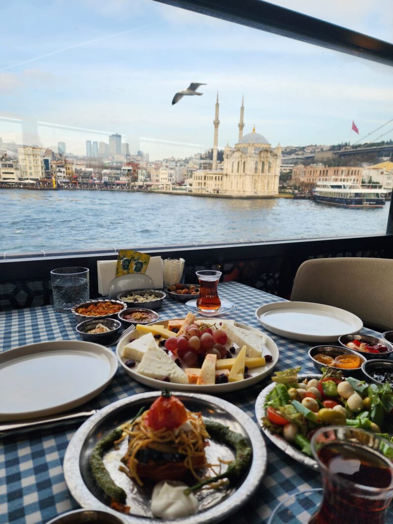 Le Vapeur Magique Serpme Kahvaltı Ortaköy Camii Manzarası