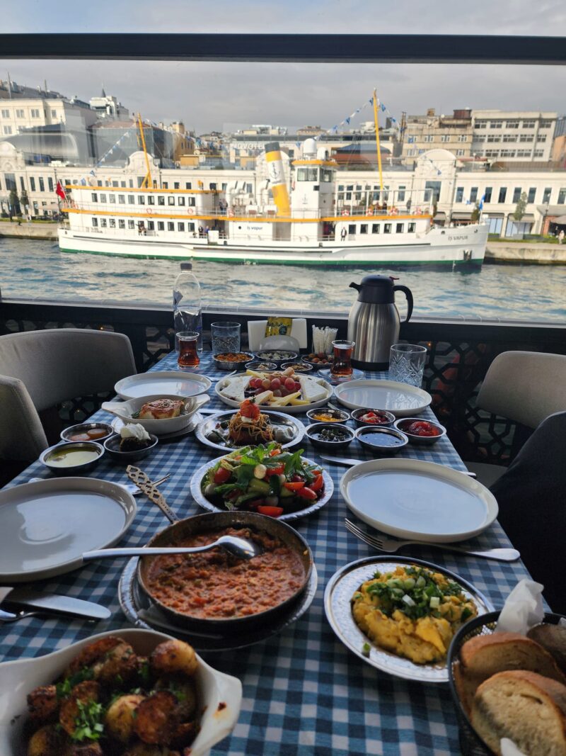 Le Vapeur Magique Serpme Kahvaltı ve Manzara