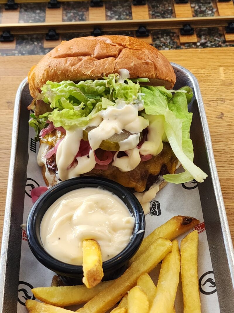Výtopna Railway Restaurant Prag Burger ve Patates