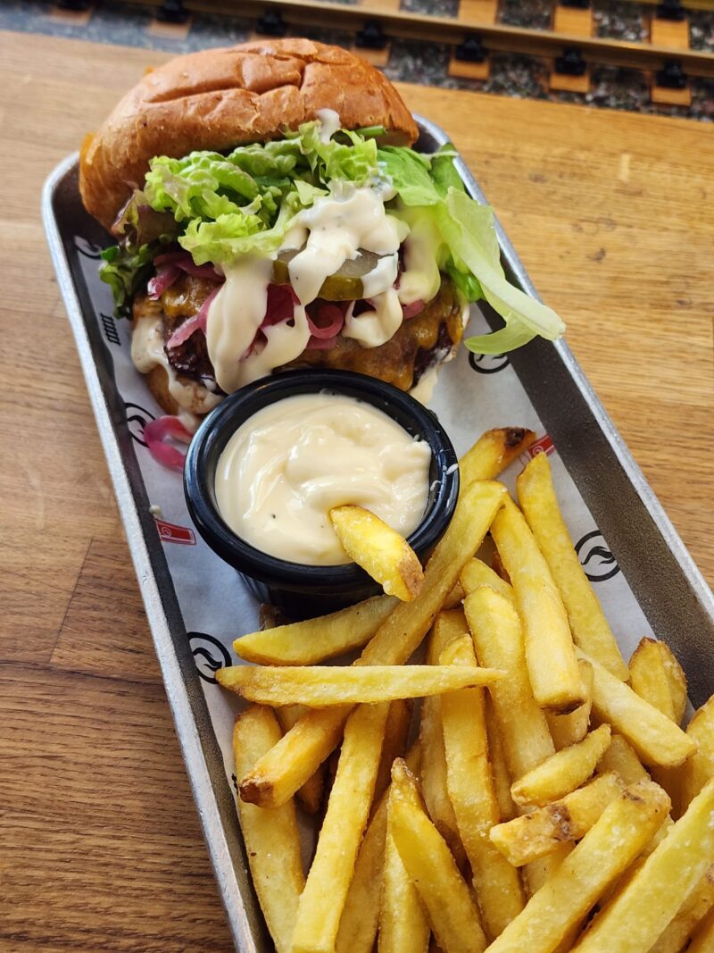 Výtopna Railway Restaurant Prag Burger ve Patates Kızartması