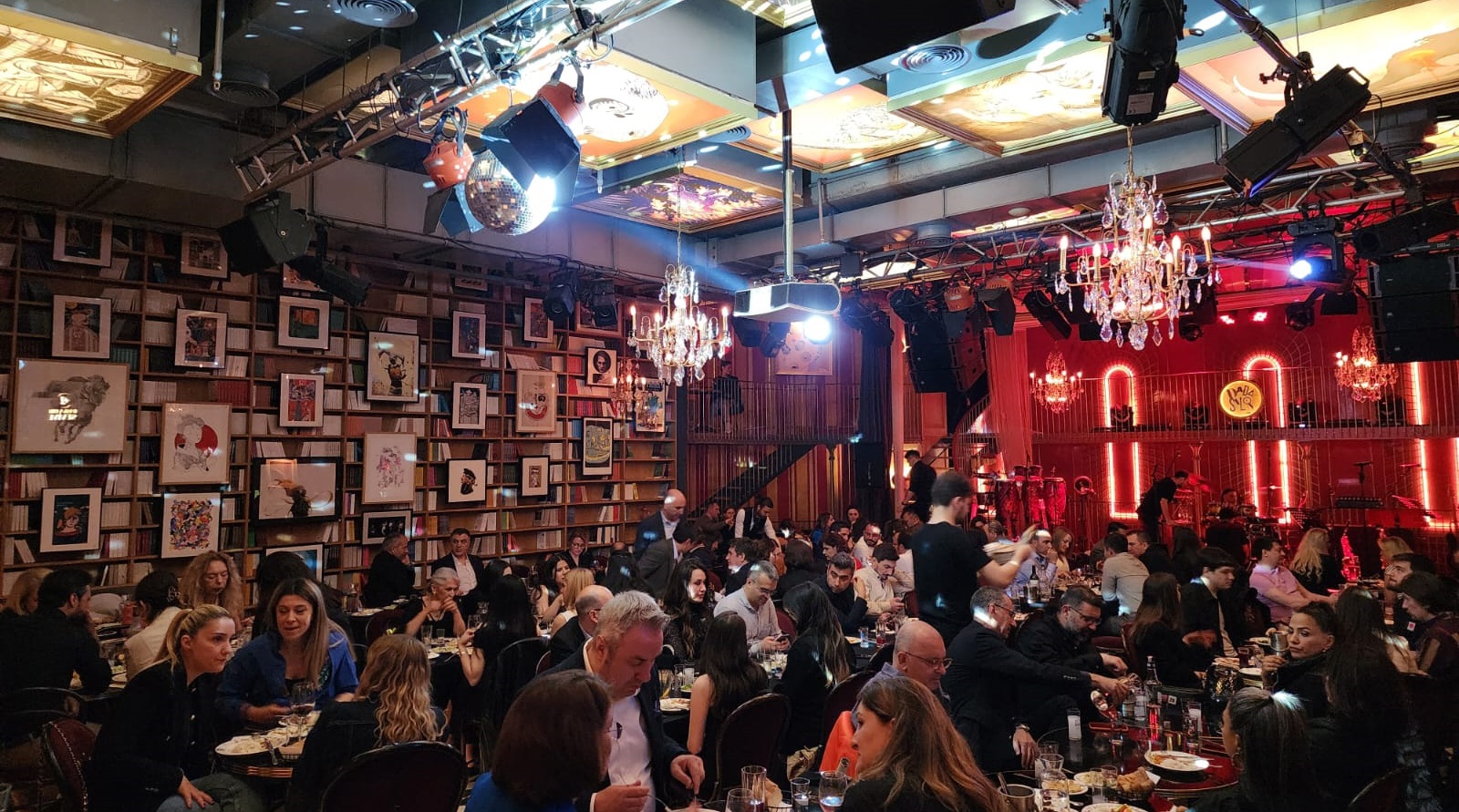 Dada Salon Kaberett İçerisi 4