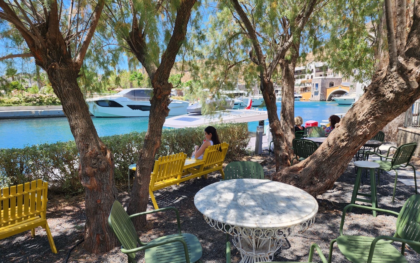 Karabatak Aspat Bodrum Ağaçlar altındaki masalar