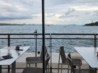 Restoran Modern Boğaz Manzarası