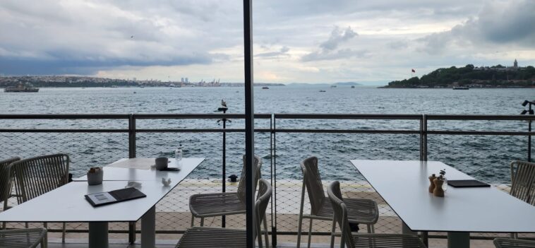 Restoran Modern Boğaz Manzarası