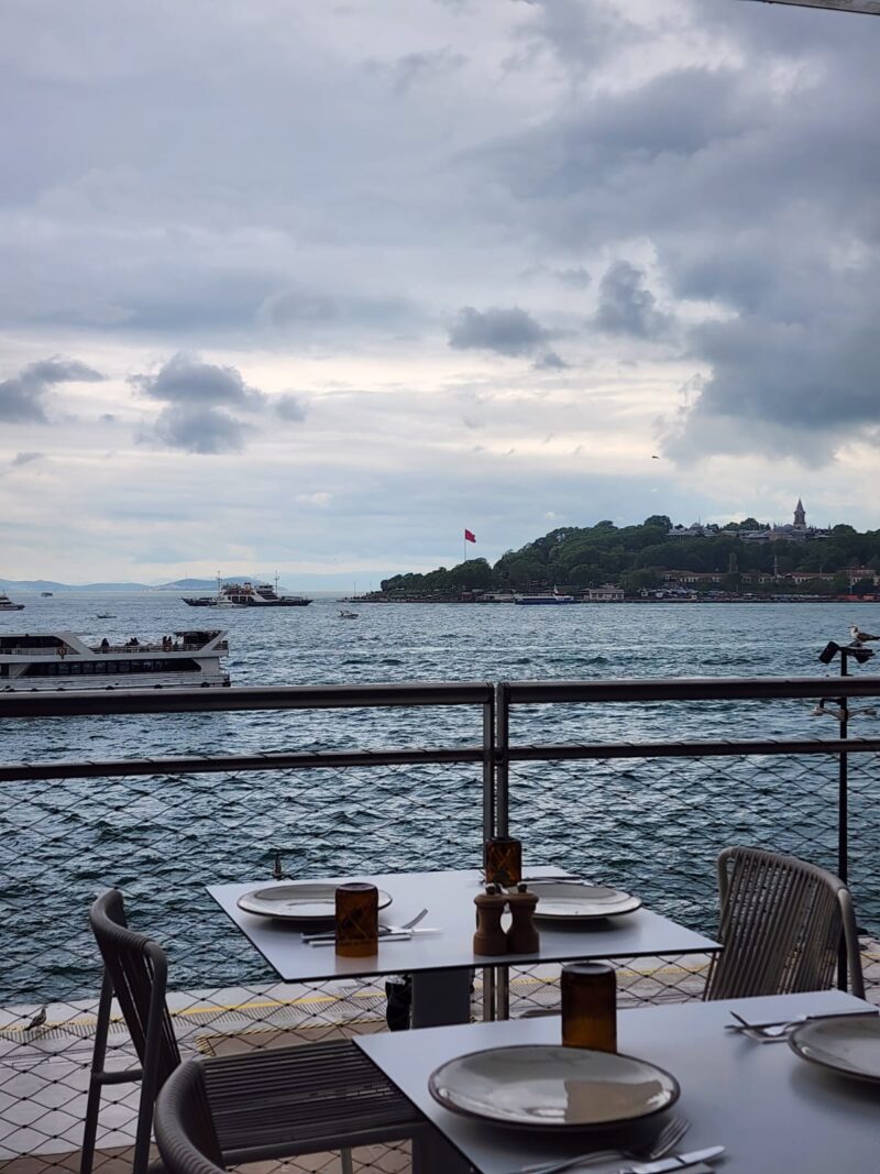 Restoran Modern Dıştaki Masalar
