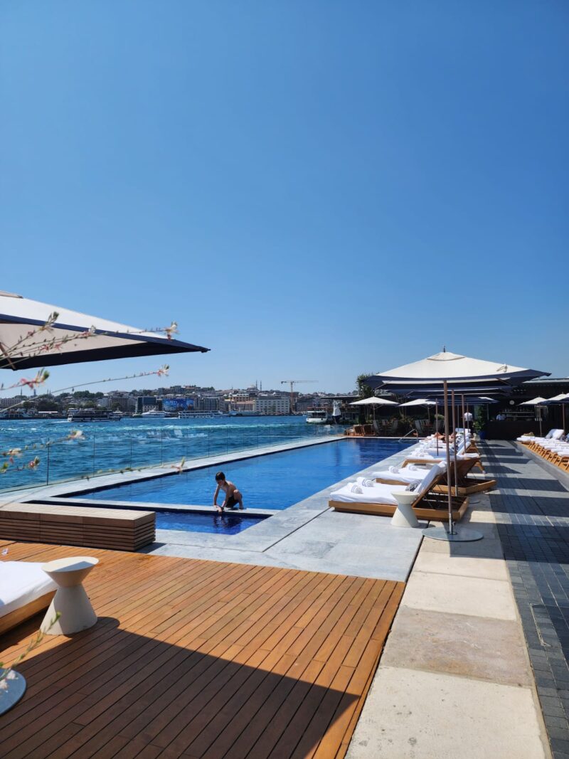 The Peninsula İstanbul Havuz Kısmı