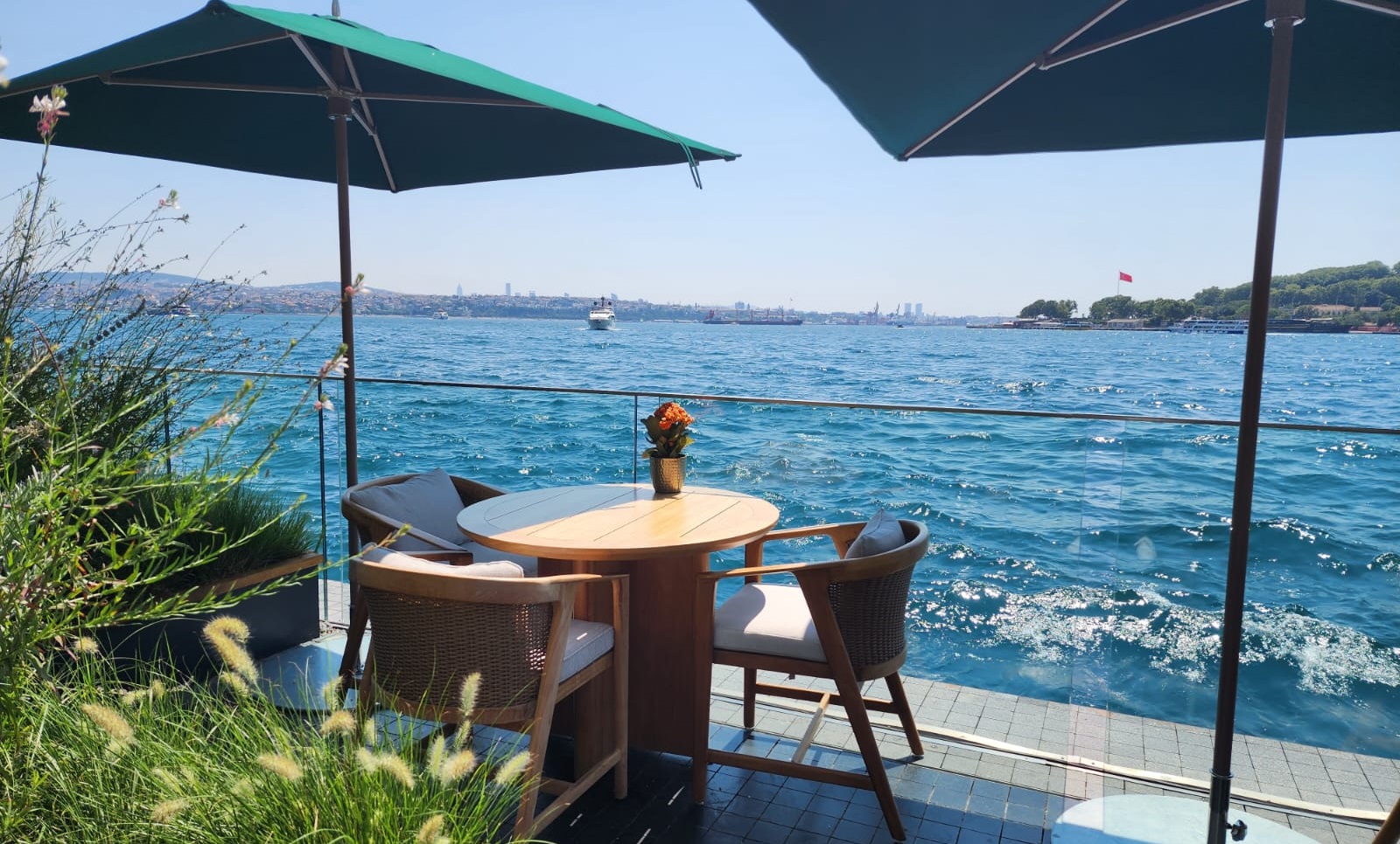 The Peninsula İstanbul The Lobby Kafe Boğaza Sıfır Masa