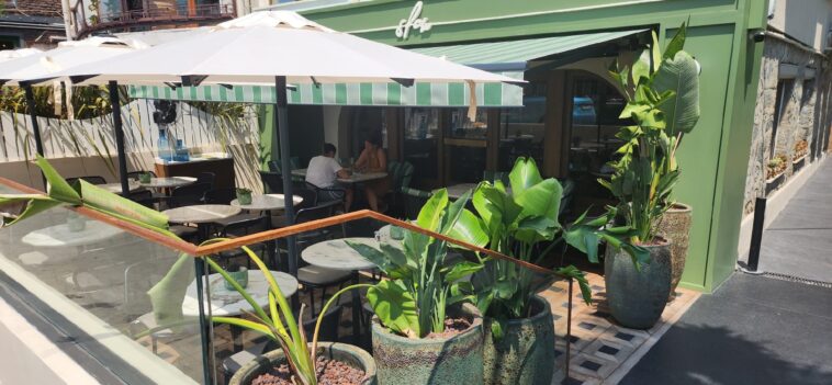 Slow Cafe Bebek Girişi