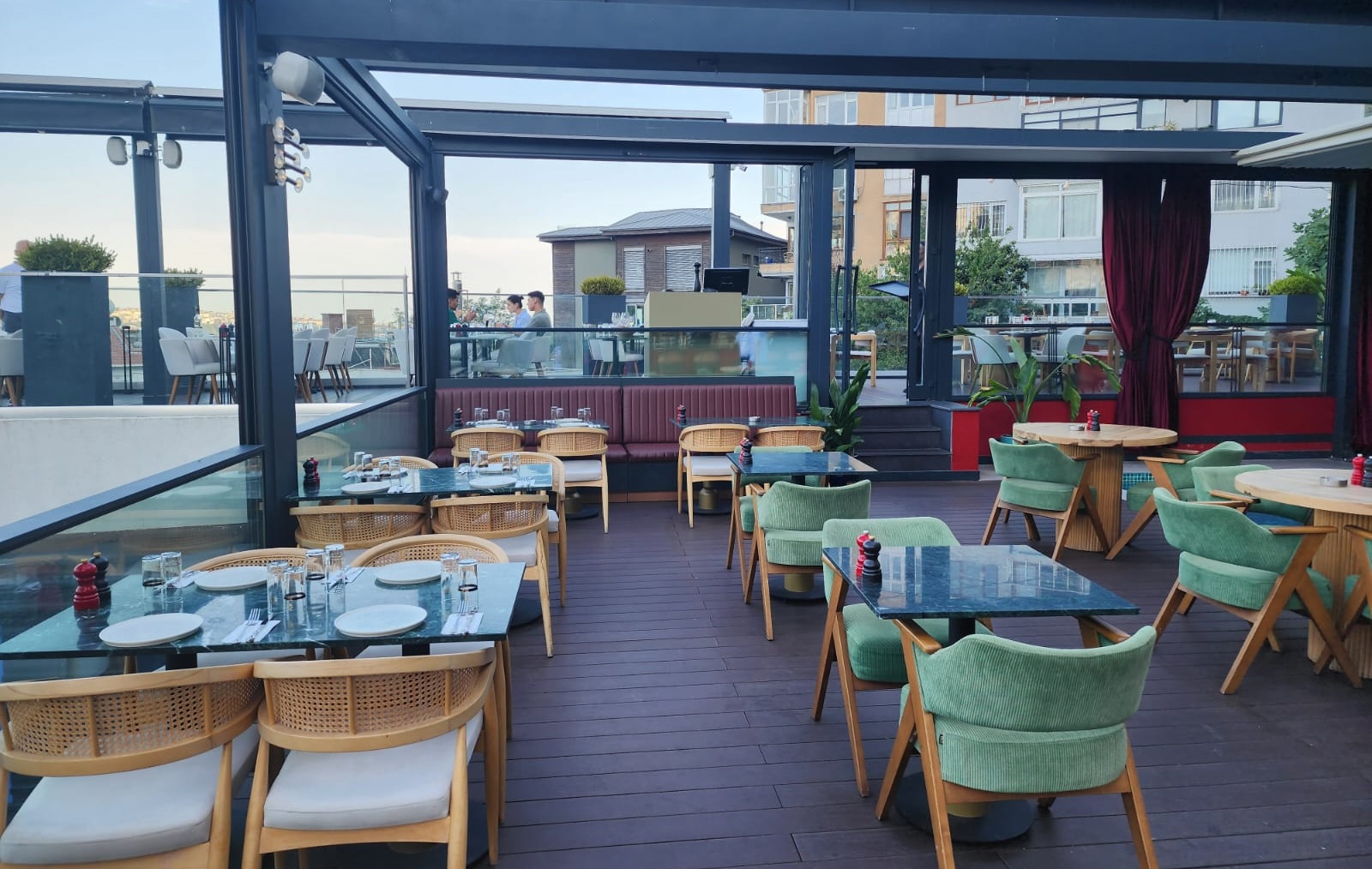 Vişneli Meyhane Cihangir Bahçe Bölümü