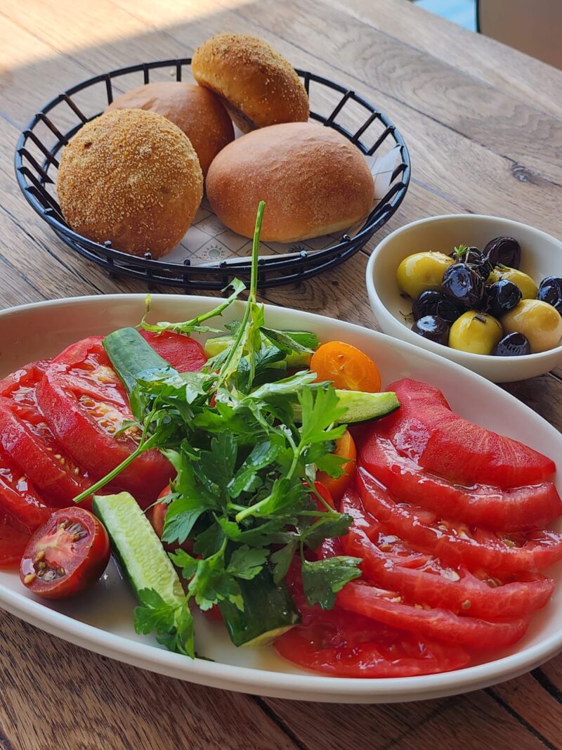 Lokma Cafe Rumeli Hisarı Domates salatalık söğüş