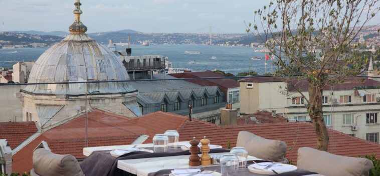 Roof Mezzepotamia Teras Boğaz Manzarası