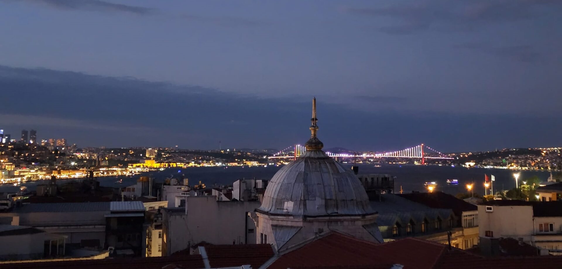 Roof Mezzepotamia Teras Gece Boğaz Manzarası