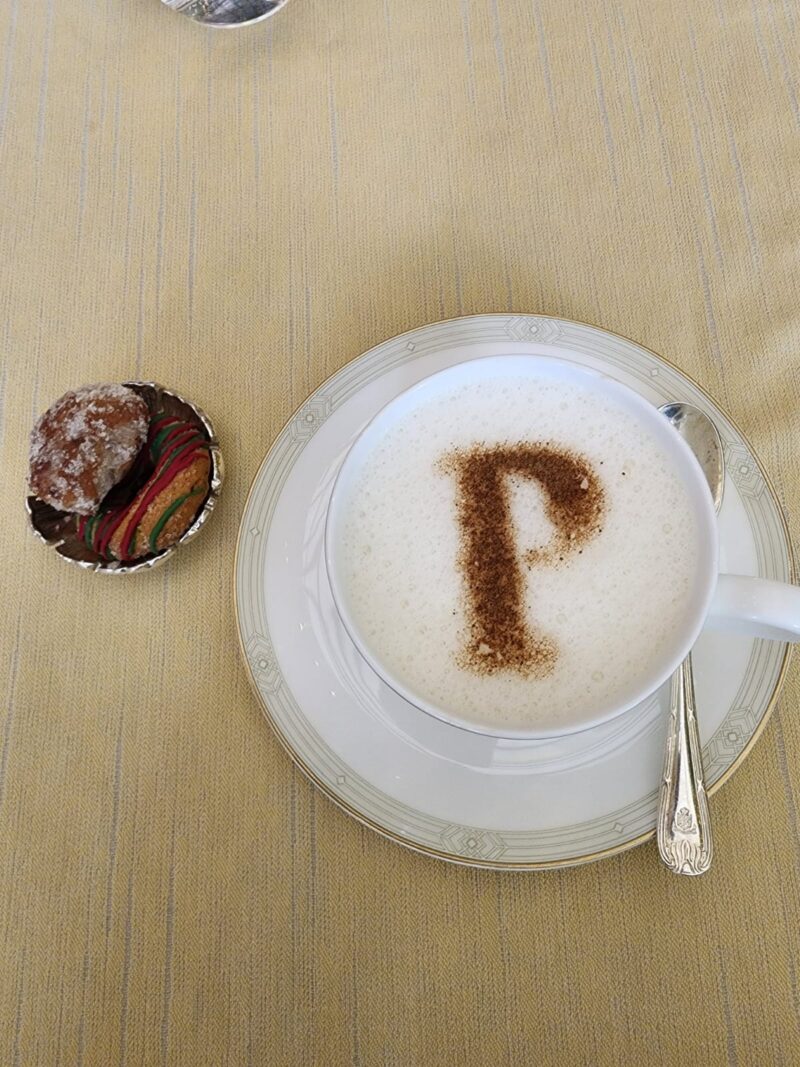The Peninsula İstanbul Salep Sunumu