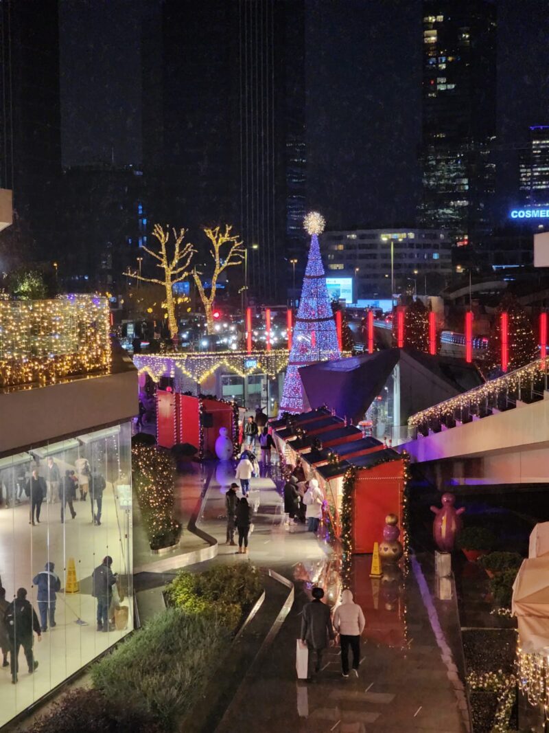 Zorlu Center Yeni Yıl Köyü süslemeleri