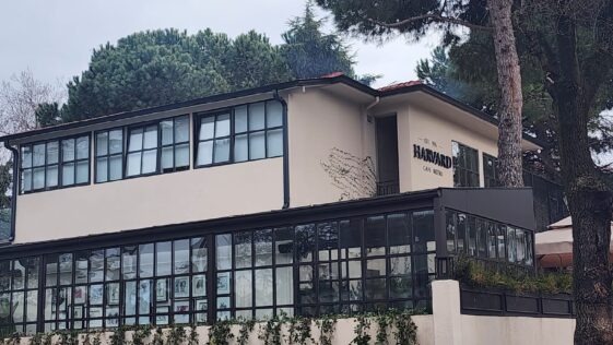 Harvard Cafe Etiler Girişi 1