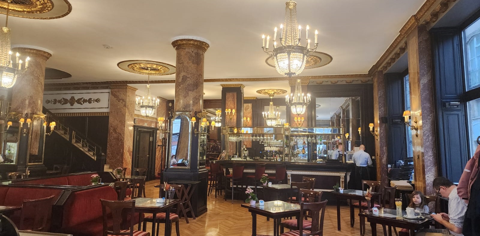Café Astoria Restaurant İçerisi