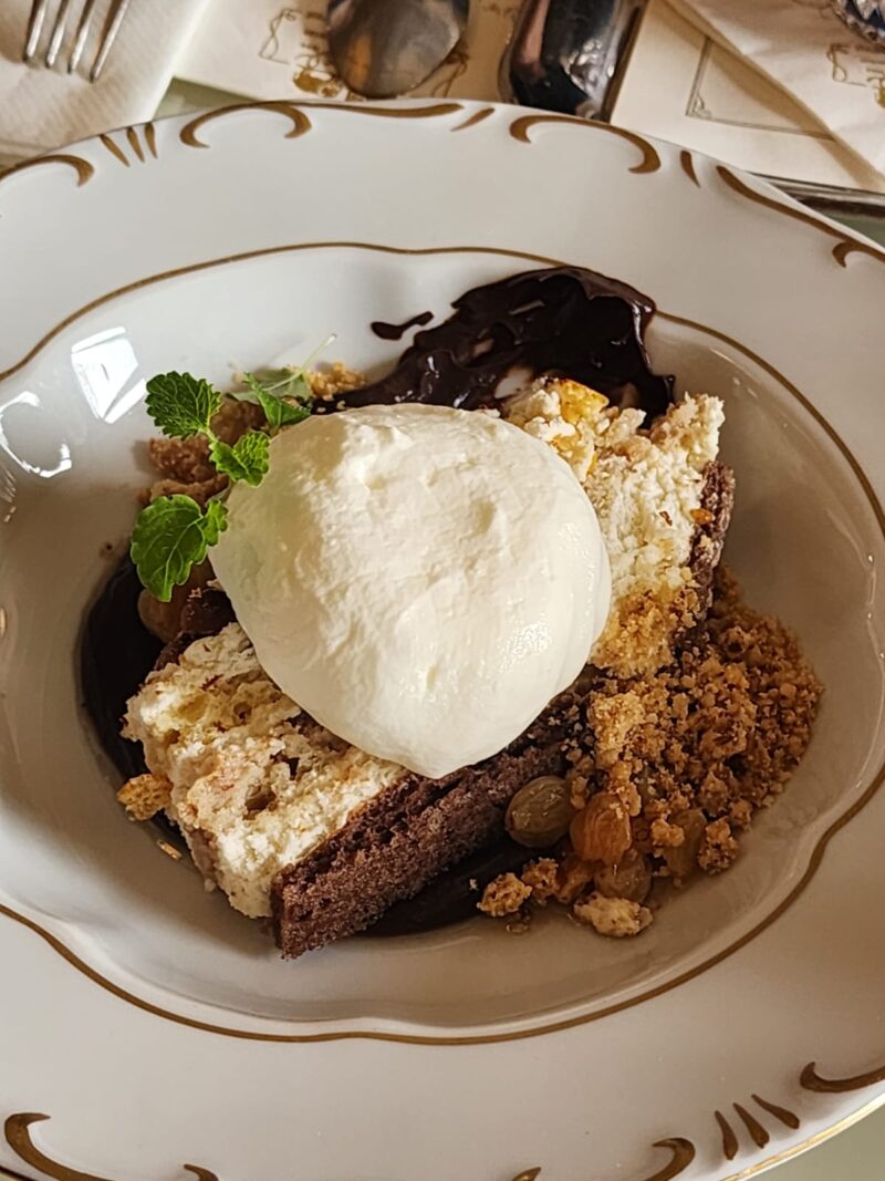 Gundel Cafe Patisserie Restaurant Tatlı