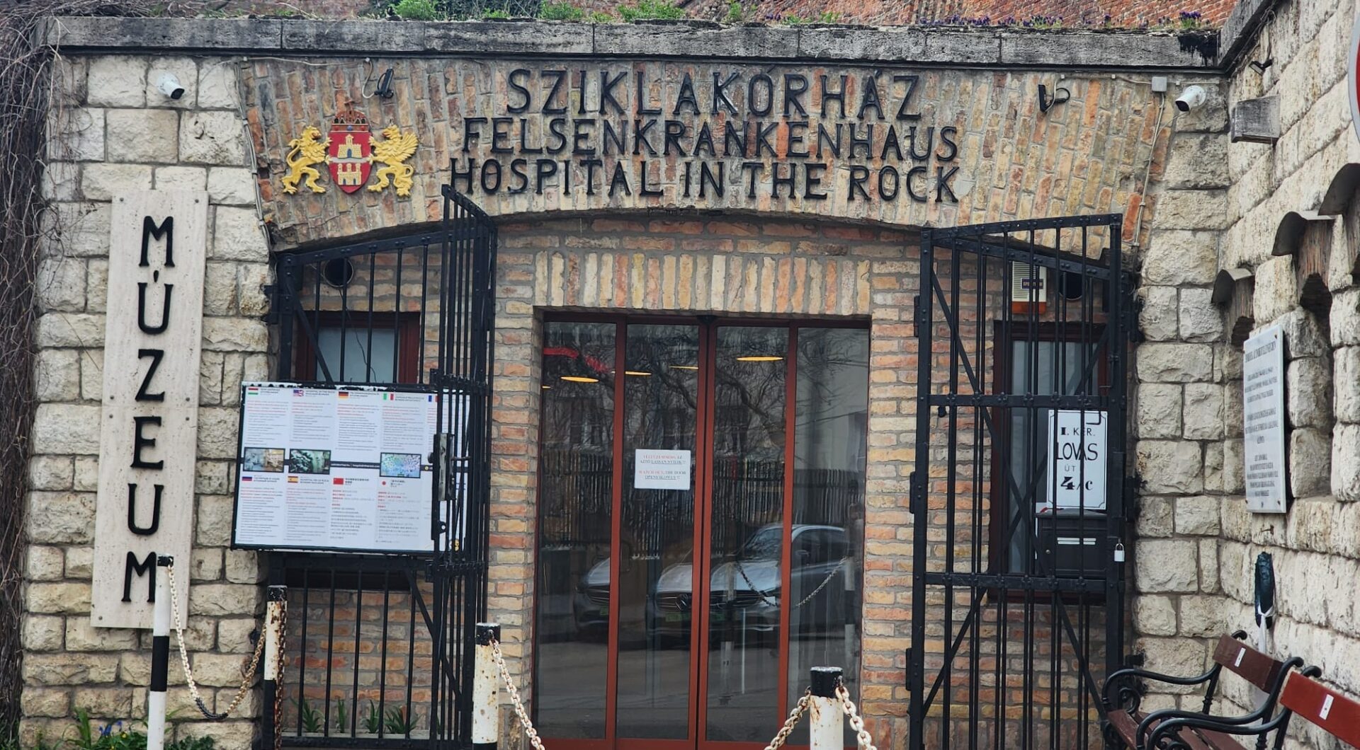 Hospital in the Rock Budapeşte Girişi