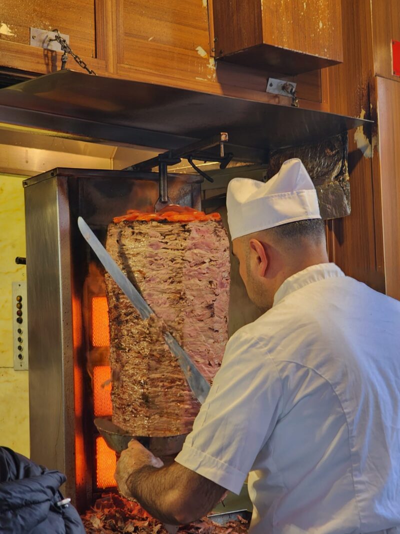 Tarihi Karadeniz Döner Asım Usta Beşiktaş Döner Kesimi
