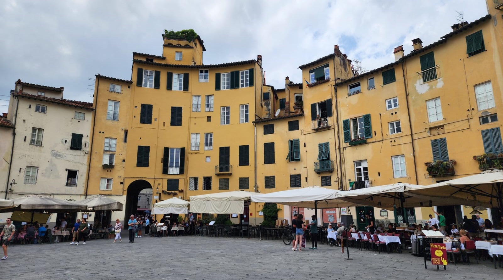 Piazza dell’Anfiteatro Lucca İtalya Meydan
