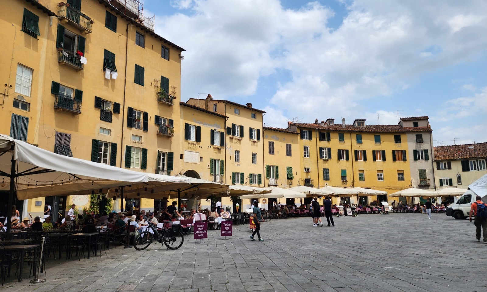 Piazza dell'Anfiteatro Lucca